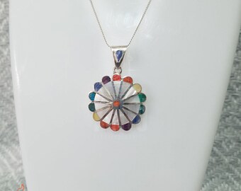 Daisy Flower Pendant with Natural Gemstones: Radiant Beauty and Elegance