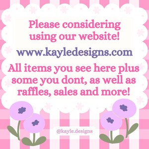 Op de afbeelding: Een roze en witte geruite achtergrond met een witte spraakballon met de tekst "Please considering using our website! www.kayledesigns.com All items you see here plus some you dont, as well as raffles, sales and more!" en de tekst "@kayle.designs" onder de spraakballon. Twee roze bloemen met paarse centra bevinden zich aan weerszijden van de spraakballon.