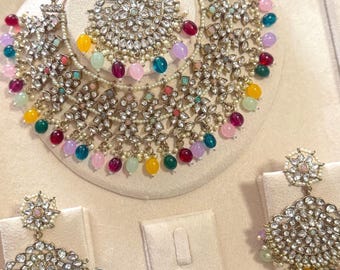 マルチカラーネックレス・ティッカイヤリングセット：インドのブライダルジュエリー、メヘンディウェディングパーティー（英国）