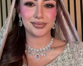 Conjunto de joyería nupcial india de cristal rosa con diamantes: pendientes de plata con circonitas cúbicas y tikka.