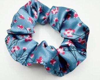 ピンクの桜シュシュヘアタイ、桜のヘアリボンシュシュ、花びらチャーム