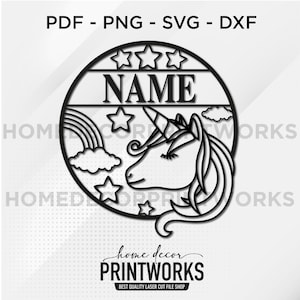 Op de afbeelding: Een zwart-wit digitaal ontwerp van een eenhoornhoofd met een regenboog, sterren en wolken. Het ontwerp bevindt zich in een cirkel met het woord "NAME" bovenaan. De tekst "home decor PRINTWORKS BEST QUALITY LASER CUT FILE SHOP" bevindt zich onderaan.