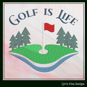 Könnte beinhalten: Stickerei mit dem Text "GOLF IS LIFE" in einer kursivschrift. Das Design zeigt einen grünen Golfplatz mit einer Fahne, einem Loch und Bäumen. Der Hintergrund ist eine rosa und weiße strukturierte Oberfläche.