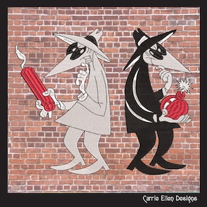 Puede incluir: Diseño bordado con dos espías de dibujos animados. Uno es gris y sostiene un cartucho de dinamita rojo, el otro es negro y sostiene una bomba roja. Ambos llevan sombreros y máscaras, sobre un fondo de pared de ladrillos.