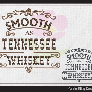 以下が含まれることがあります： 「Smooth as Tennessee Whiskey」というテキストが、装飾的な飾り文字で茶色とグレーの文字で刺繍されたデザイン。デザインは、右上の角にピンクの花柄が描かれた白い背景に施されています。右下の角には「Carrie Ellen Designs」というテキストがあります。