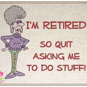 Puede incluir: Una ilustración de dibujos animados de una mujer con cabello gris y un suéter morado, de pie con las manos en las caderas. El texto "I'M RETIRED SO QUIT ASKING ME TO DO STUFF!" está escrito en rojo.
