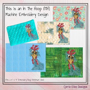 Könnte beinhalten: Maschinenstickdesign mit einem Cartoon-Hahn auf verschiedenen Stoffhintergründen. Der Hahn hat einen roten Kamm und Kehllappen, einen gelben Schnabel und blaue Federn. Der Text "This is an In The Hoop (ITH) Machine Embroidery Design" wird angezeigt. Passend für einen 12,7 cm x 17,8 cm Stickrahmen.