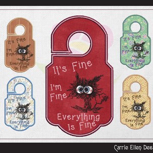 Könnte beinhalten: Fünf Türhänger mit einem Comic-Monster mit großen Augen und dem Text "It's Fine I'm Fine Everything Is Fine". Die Türhänger sind in verschiedenen Farben: rot, grün, blau, gelb und braun.