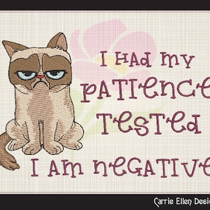Puede incluir: Un dibujo animado de un gato gruñón con el texto "I had my patience tested I am negative" en un fondo floral rosa.