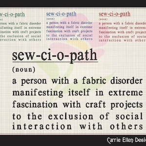 Könnte beinhalten: Eine humorvolle Definition von "sew-ci-o-path" als eine Person mit einer Stoffstörung, die von Handwerksarbeiten besessen ist, bis hin zur Ausschließung sozialer Interaktion. Der Text ist in schwarzer Schrift auf einem hellbeigen Hintergrund mit einem floralen Muster geschrieben.