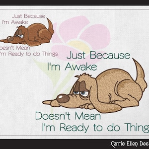 以下が含まれることがあります： 眠そうな表情の漫画の犬が描かれた刺繍アート。テキストには「Just Because I'm Awake Doesn't Mean I'm Ready to do Things」と書かれています。デザインにはピンクの花柄の要素が含まれており、白い背景に配置されています。