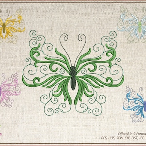 Op de afbeelding: Een groene vlinder met ingewikkelde swirls en krullen, omringd door vlinders in geel, blauw, roze en lichtblauw. De tekst "Offered in 9 Formats" staat onder de vlinders. De tekst "PES, HUS, SEW, EXP, DST, JEF, VP3, VIP, XXX" staat onder de tekst "Offered in 9 Formats".