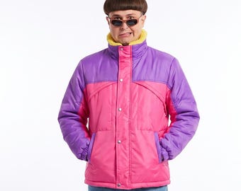 Jaqueta corta-vento artesanal inspirada em Oliver Tree, modelo anos 90 em blocos de cores rosa e roxo.