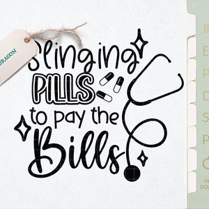 Slinging pillen om de rekeningen te betalen Snij bestanden voor shirts | Funny Medical Nurse Clipart | Apotheker Grappige Zeggen Svg Bestanden | Nurse Shirt Ontwerp