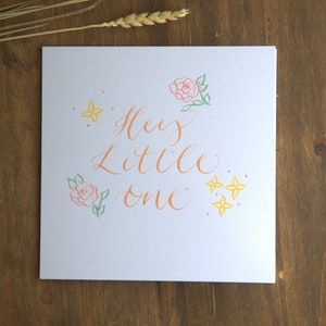 Hé tout petit, carte de vœux | Nouvelle carte bébé | carte pastel pour nouveau-né | Nouvelle carte d'arrivée | Calligraphie moderne manuscrite | Bienvenue dans le monde bébé
