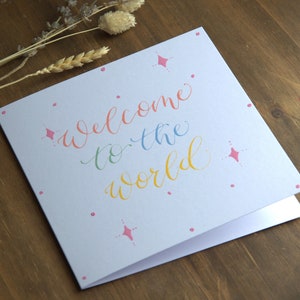 Carte Bienvenue dans le monde | carte de vœux non sexiste de <br> Vous avez des idées ? Cadeaux pour nouveau-nés | Calligraphie moderne manuscrite | Carte de naissance pastel colorée