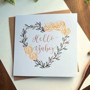 Nouvelle carte bébé | carte nouveau-né | Bonjour bébé carte | Bonjour bébé | Nouvelle arrivée | Calligraphie moderne manuscrite | Bébé neutre entre les sexes | Couronne