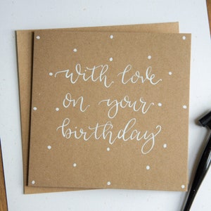 Carte de joyeux anniversaire | Calligraphie moderne manuscrite | Design minimaliste | Papier kraft brun et blanc | Anniversaire sans distinction de sexe
