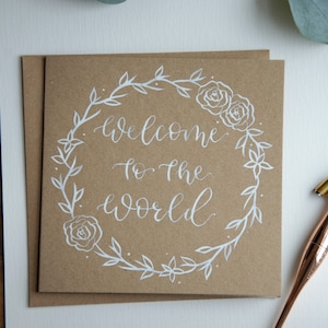 Carte Bienvenue dans le monde | Nouvelle carte bébé | Cadeaux pour nouveau-nés | de calligraphie moderne manuscrite | carte de vœux non sexiste de <br> Vous avez des idées ? La naissance de