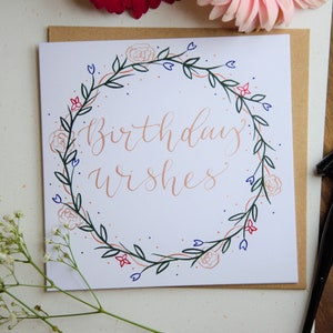de voeux d'anniversaire | Calligraphie moderne manuscrite | Couronne florale dessinée à la main | Carte d'anniversaire féminine | Fille d'anniversaire rose | Carte pour elle