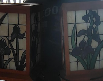 Lámparas de mesa tipo farol de vidrieras vintage con diseño de iris. Estas lámparas de cuatro lados suelen estar compuestas por paneles de vidrieras cortados a mano.