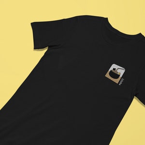 Puede incluir: Camiseta negra con una imagen bordada en blanco de un cuenco de ramen y el texto "Ramen" en la parte delantera.
