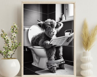 Vaca de las Tierras Altas sentada en el inodoro leyendo un periódico, divertida decoración de pared para el baño, estampado animal divertido, imprimibles para el hogar, descarga digital