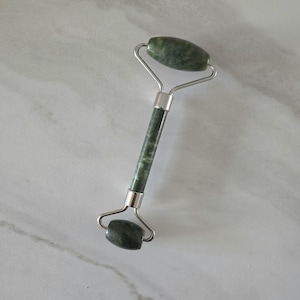 Rodillo de masaje de jade serpentino / Cuidado personal / Facial