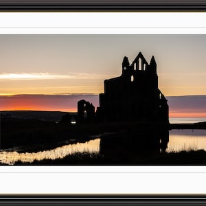 Abadia de Whitby em Silhueta na Costa de North Yorkshire - Pôster de Parede com Impressão Giclée Fine Art, Presente para Casa, Presente de Aniversário, Presente de Aniversário