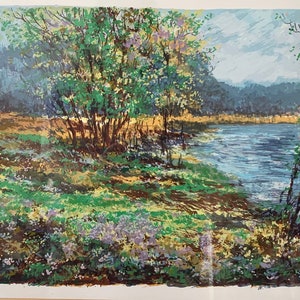 以下が含まれることがあります： 緑豊かな森の中を蛇行する川を描いた、カラフルな風景画。川は鮮やかな青色で、木々は緑、茶色、黄色の混ざり合った色合い。絵画は額装されており、白いマットが付いている。