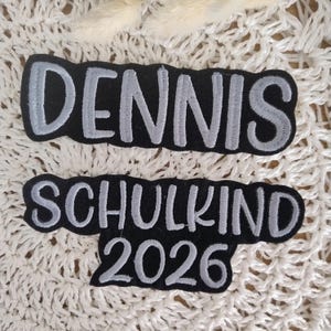 Set Name + Schulkind 2026| Schrift 5S| Wunschname | Name gestickt| Schulkind 2026| zum Aufnähen | Aufnäher Einschulung|