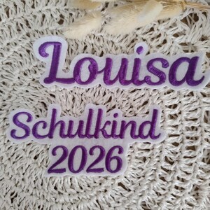 Set Name + Schulkind 2026| Schrift 3| Wunschname | Name gestickt| Schulkind 2026| zum Aufnähen | Aufnäher Einschulung|