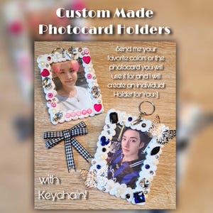 以下が含まれることがあります： キーホルダー付きのカスタムメイドフォトカードホルダー。ホルダーは、パール、ラインストーン、蝶で装飾されています。画像には「Custom Made Photocard Holders」と「with Keychain！」と書かれています。
