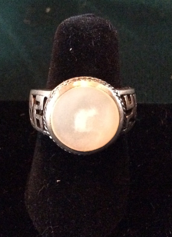 Lovely Art Deco Mother of Pearl Ring
