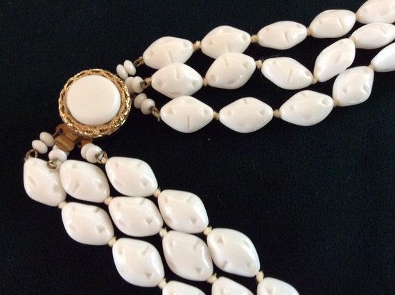 Beautiful Vintage West German Milk Glass Necklace - image 4