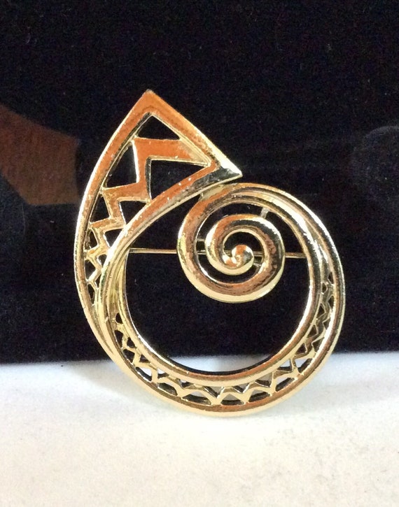 AJC marked Gold toned French Horn Shaped Pin/Brooch - Gem