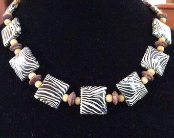 Ketting met zebrastrepen en kralen