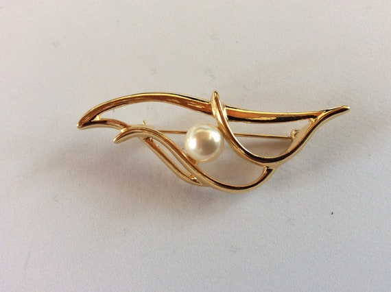 Vintage Napier gold tone Leaf with pearl Pin/Broo… - image 1