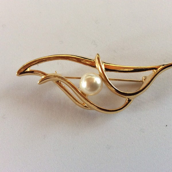 Vintage Napier gold tone Leaf with pearl Pin/Brooch