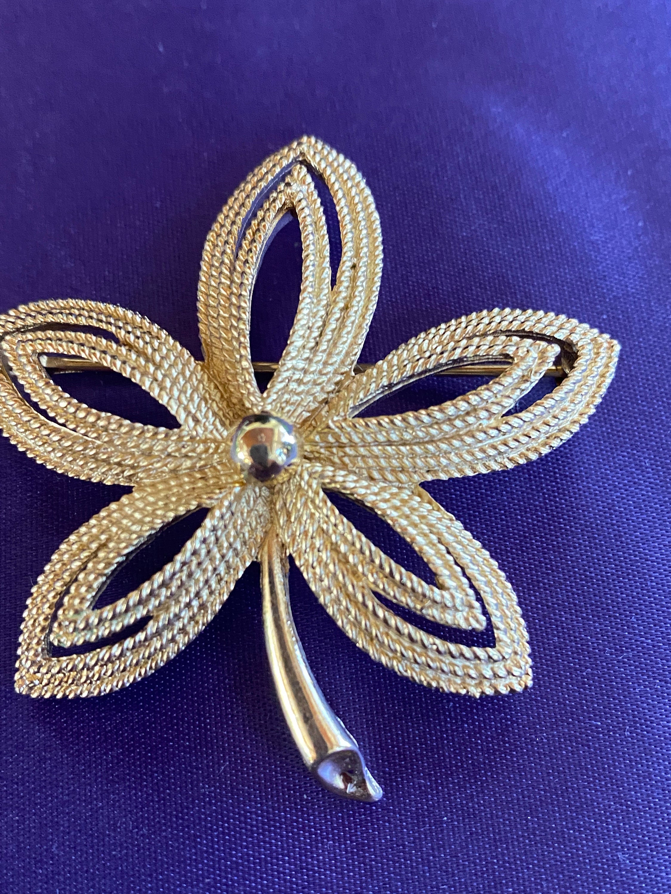 Trifari flower brooch - Etsy 日本 Trifari flower brooch - Etsy 日本
