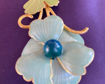Vintage geëmailleerde blauwe bloembroche in goudkleur