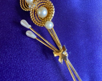 Bonitas flores trenzadas vintage en tono dorado y broche de perlas