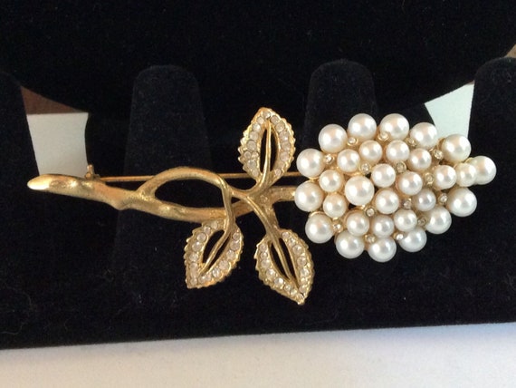 Beautiful Vintage Pearl and Rhinestone Brooch - image 1