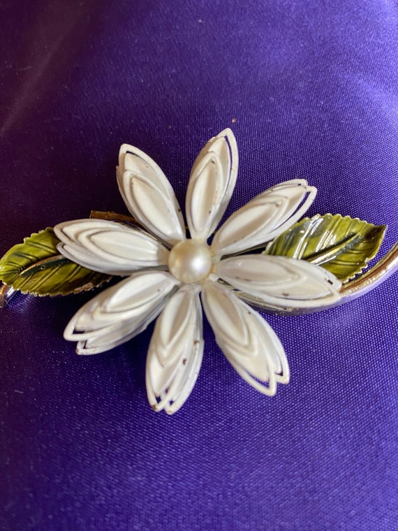 Vintage White Metal Flower on Brushed Goldtone Bro