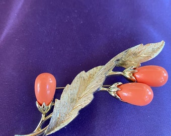 Precioso broche de hoja de tono dorado cepillado de Sarah Coventry con piedras de coral