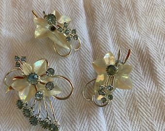Spilla vintage in argento con foglia bianca e strass blu e orecchini a clip