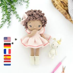 Emilie e Socks, a coelhinha, é um padrão de crochê para bonecas Amigurumi em PDF, disponível em inglês, alemão, francês, espanhol e holandês.