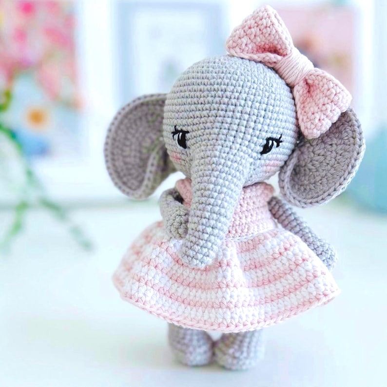 Modèle au crochet Lottie l'éléphant - Modèle de poupée Amigurumi (PDF) en anglais, allemand, français, espagnol et néerlandais image 2