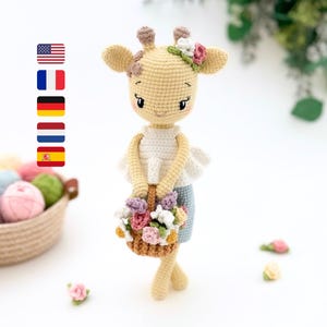 Puede incluir: Muñeca jirafa de ganchillo, cuerpo crema, top blanco y pantalón corto azul. Lleva una cesta con flores de colores. La jirafa tiene una corona floral. Un artículo hecho a mano.