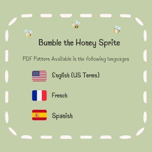 Peut inclure: Un graphique num&eacute;rique vert clair avec trois petites illustrations d'abeilles et le texte Bumble the Honey Sprite. En dessous, le texte PDF Pattern Available in the following languages est suivi des drapeaux et &eacute;tiquettes US, fran&ccedil;ais et espagnol.